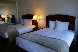 2 Queen Beds Non Smoking (No Pets Allowed) | Skrivebord, arbejdsområde til bærbare computere, mørklægningsgardiner