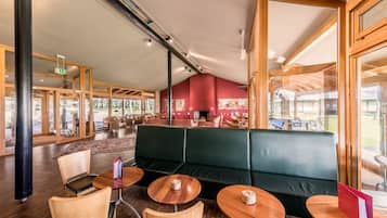 2 bars/lounges