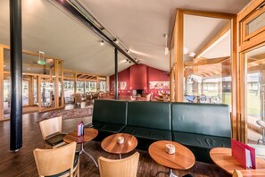 2 bars/lounges