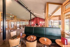 2 bars/lounges