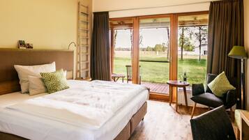 أغطية فراش متميزة وخزنة داخل الغرفة ومكتب ومكواة/لوح كي