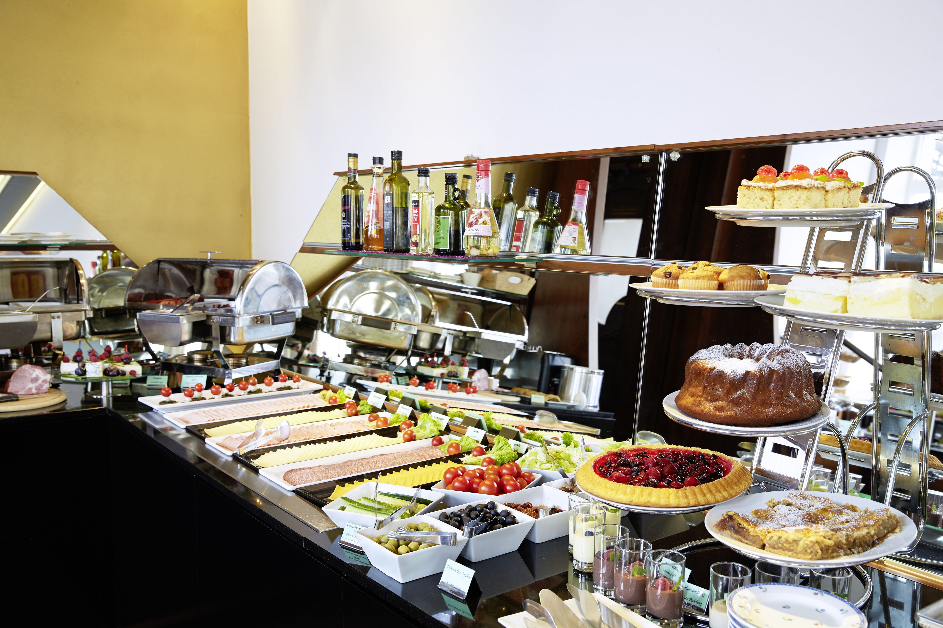 Petit déjeuner buffet (25 EUR par personne)
