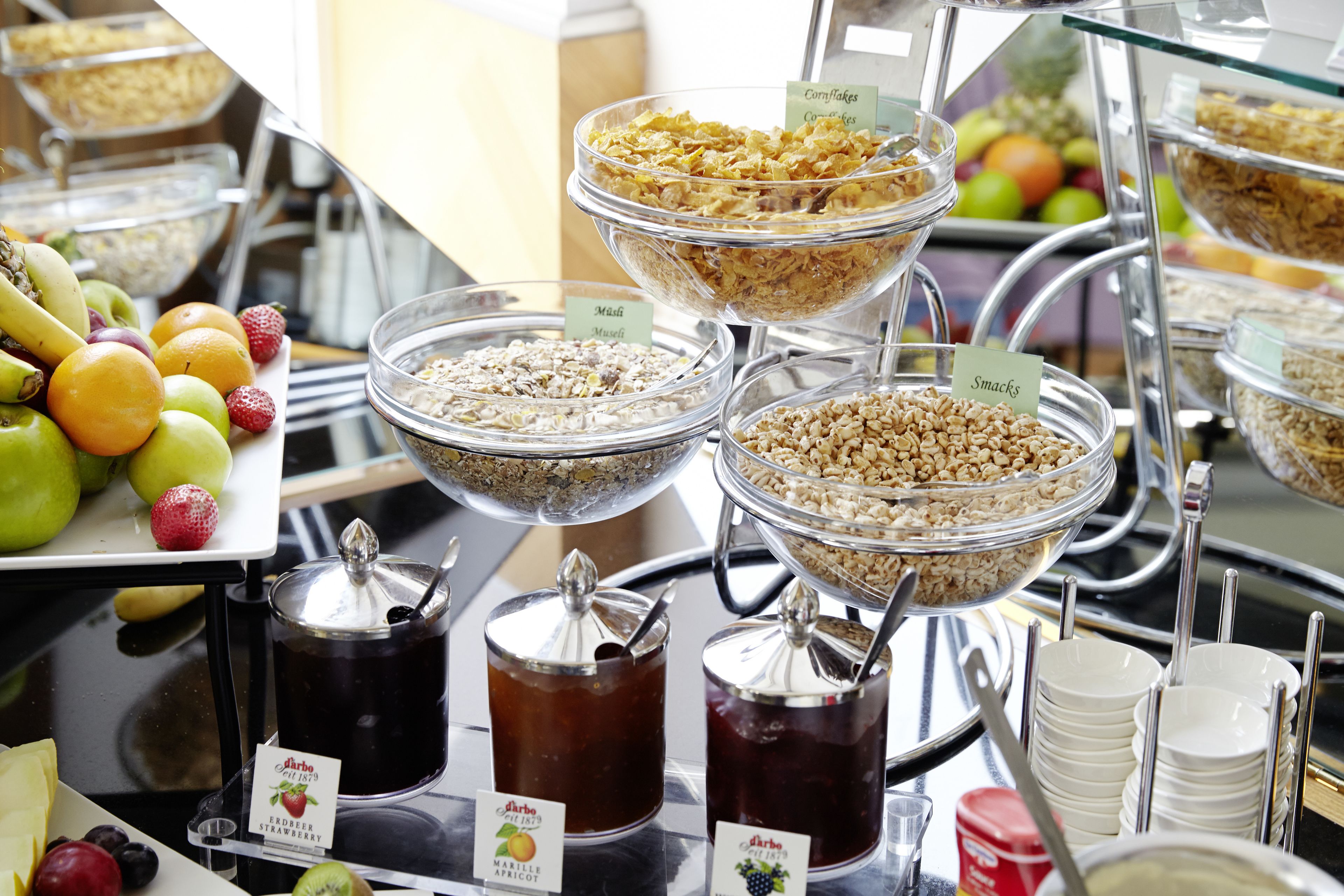 Sarapan prasmanan setiap hari (EUR 25 per orang)