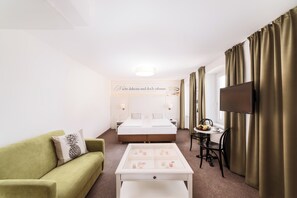 Comfort Triple Room | Individually decorated, individually furnished, blackout drapes
