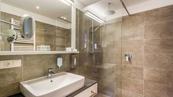 Habitación doble Confort | Baño | Regadera, amenidades de baño ecológicas, secadora de cabello, toallas