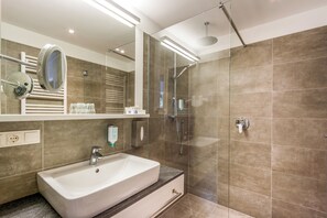 Comfort Double Room | Bathroom | Shower, eco-friendly toiletries, hair dryer, towels - BoutiqueHOTEL Donauwalzer (Vienna)