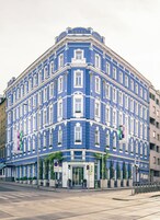 Um edifício azul com um canto e uma placa com a inscrição "HOTEL DONAUWAIZER".