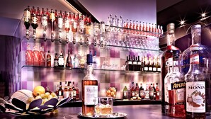 A bar area with various liquor bottles and glasses. - BoutiqueHOTEL Donauwalzer (Vienna)