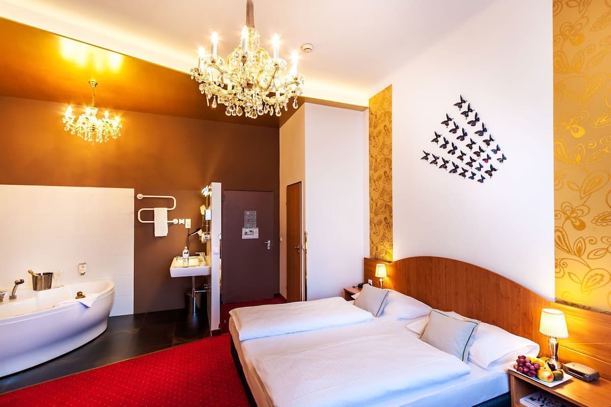 Decoración personalizada, muebles diferentes y cortinas blackout