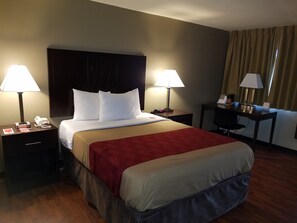 Meja kerja, tirai kedap cahaya, setrika/meja setrika, dan Wi-Fi gratis