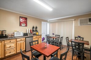 Sudah termasuk sarapan ala kontinental setiap hari