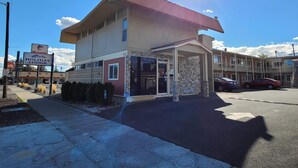 A two-story building with a covered entrance and a sign for 'Holiday Lodge'. - Holiday Lodge Yakima (Yakima)