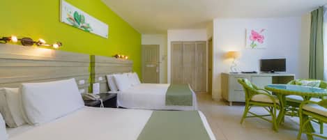 Een hotelkamer met twee bedden, een bureau met stoel, een televisie en kunstwerken aan de wanden.