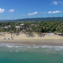 On the beach, white sand, sun-loungers, beach towels