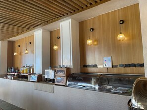 朝食 (ビュッフェ)、毎日提供 (1 名様 15 USD)