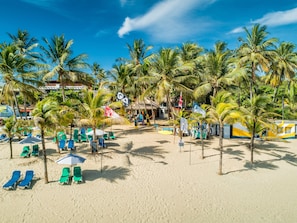 Plage, sable blanc, chaises longues, serviettes de plage