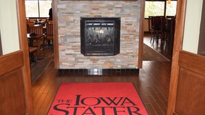 Un couloir recouvert d’un tapis rouge menant à un restaurant appelé « The Iowa Stater Restaurant ».