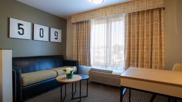 2 Queen Suite | Ylelliset vuodevaatteet, tallelokero huoneessa, työpöytä, pimennysverhot