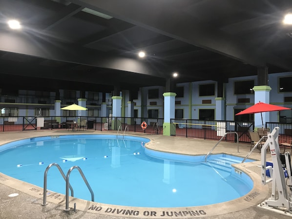 Piscine intérieure, parasols, chaises longues