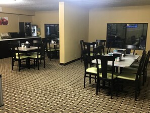 Café da manhã com buffet grátis todos os dias