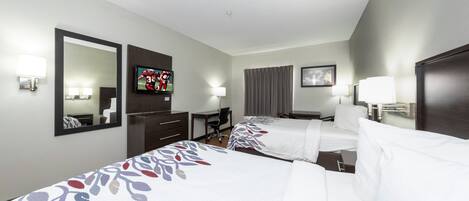 Espacio para trabajar con laptop y cortinas blackout