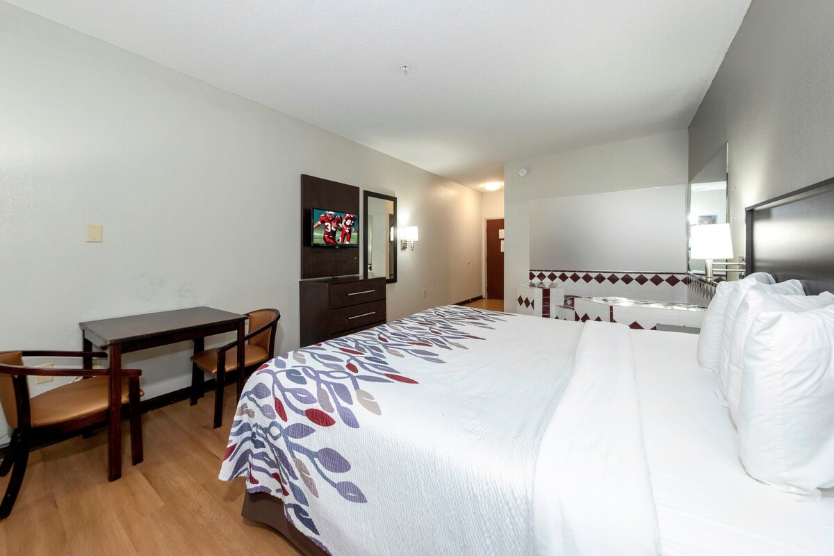 Laptop workspace, blackout curtains, iron/ironing board, free WiFi