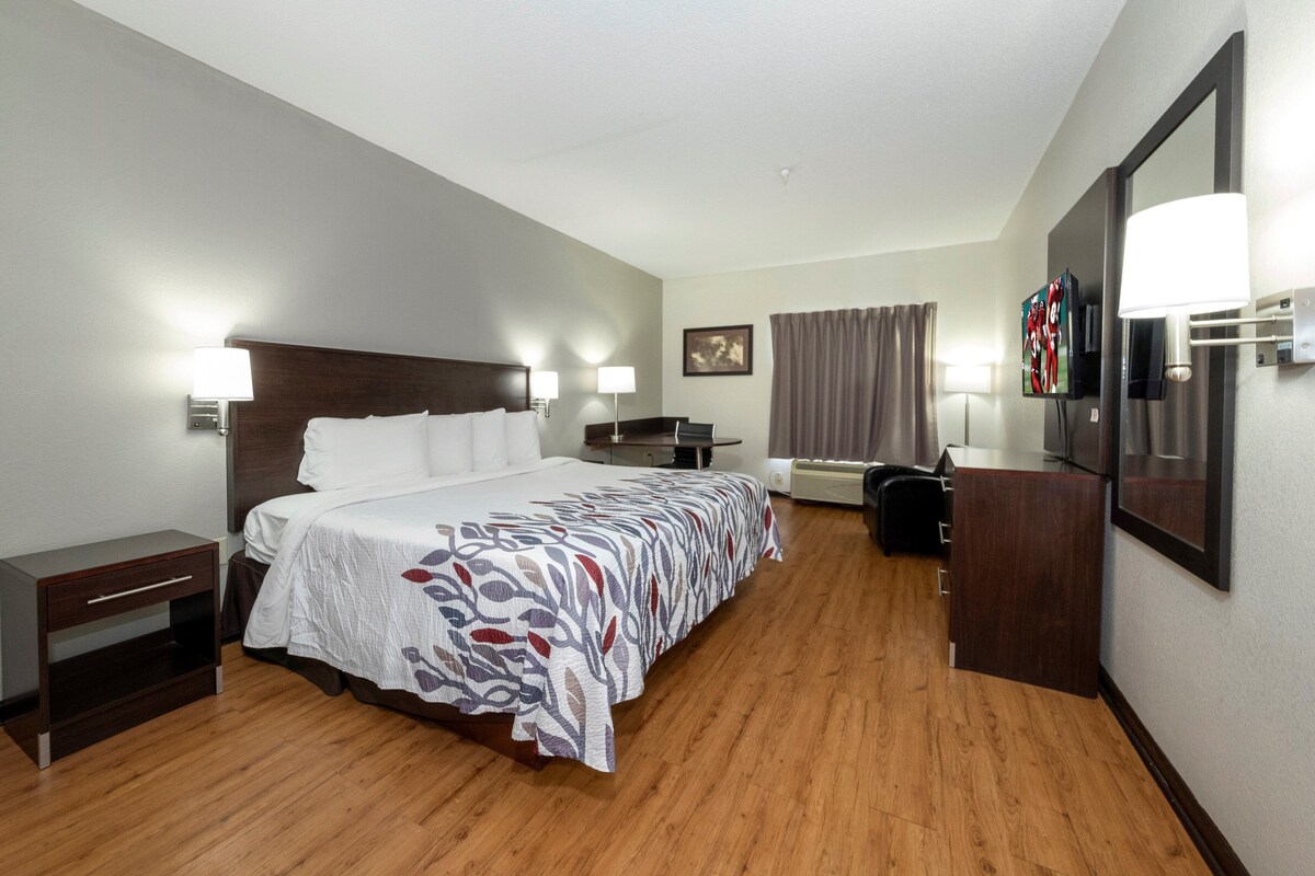 Laptop workspace, blackout curtains, iron/ironing board, free WiFi