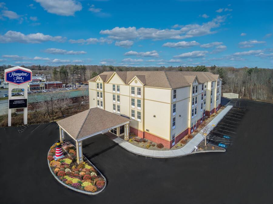 Hampton Inn by Hilton com estacionamento e galeria coberta.