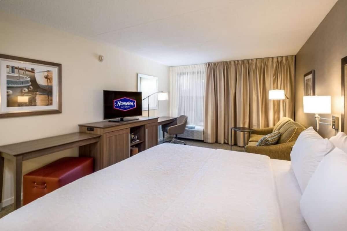 Premium bedding, down comforters, in-room safe, individually furnished