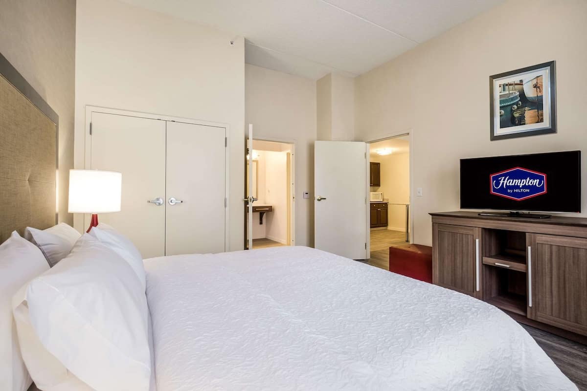 Premium bedding, down comforters, in-room safe, individually furnished