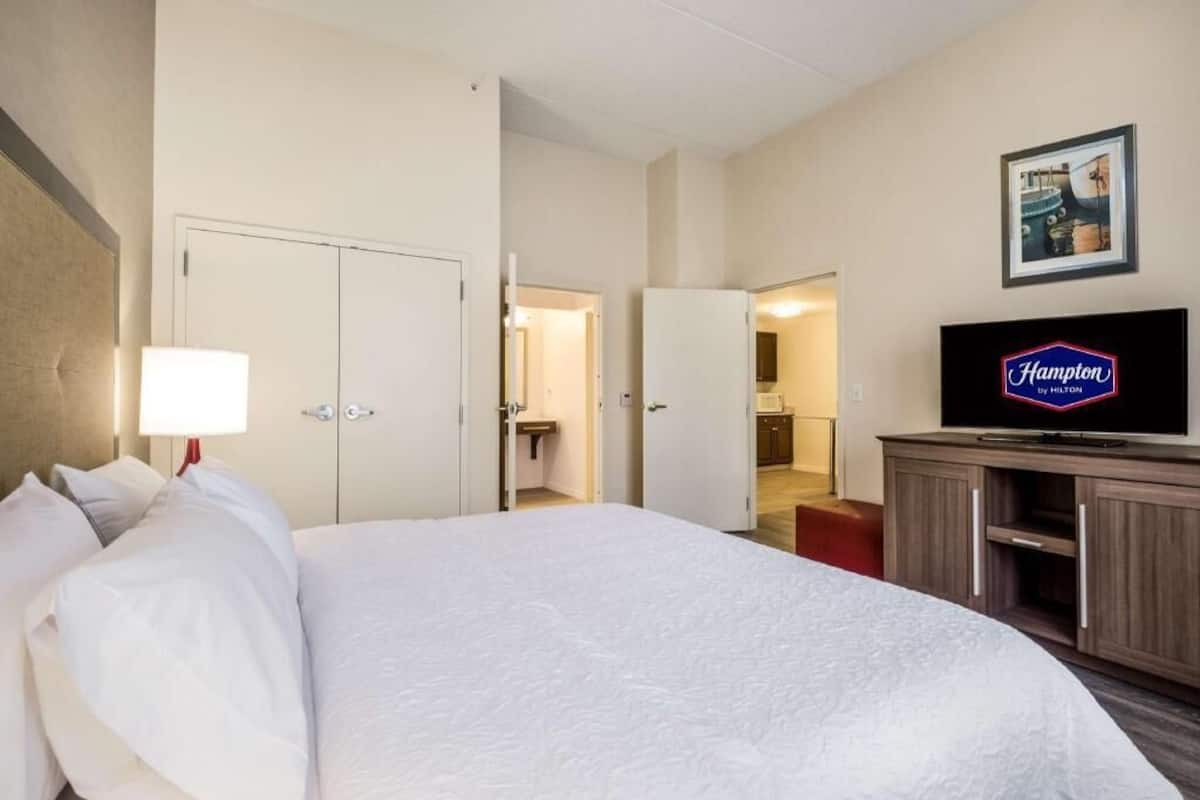 Premium bedding, down comforters, in-room safe, individually furnished