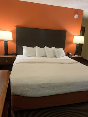Zimmer, 1 King-Bett, barrierefrei, Nichtraucher | Schreibtisch, Verdunkelungsvorhänge, Bügeleisen/Bügelbrett