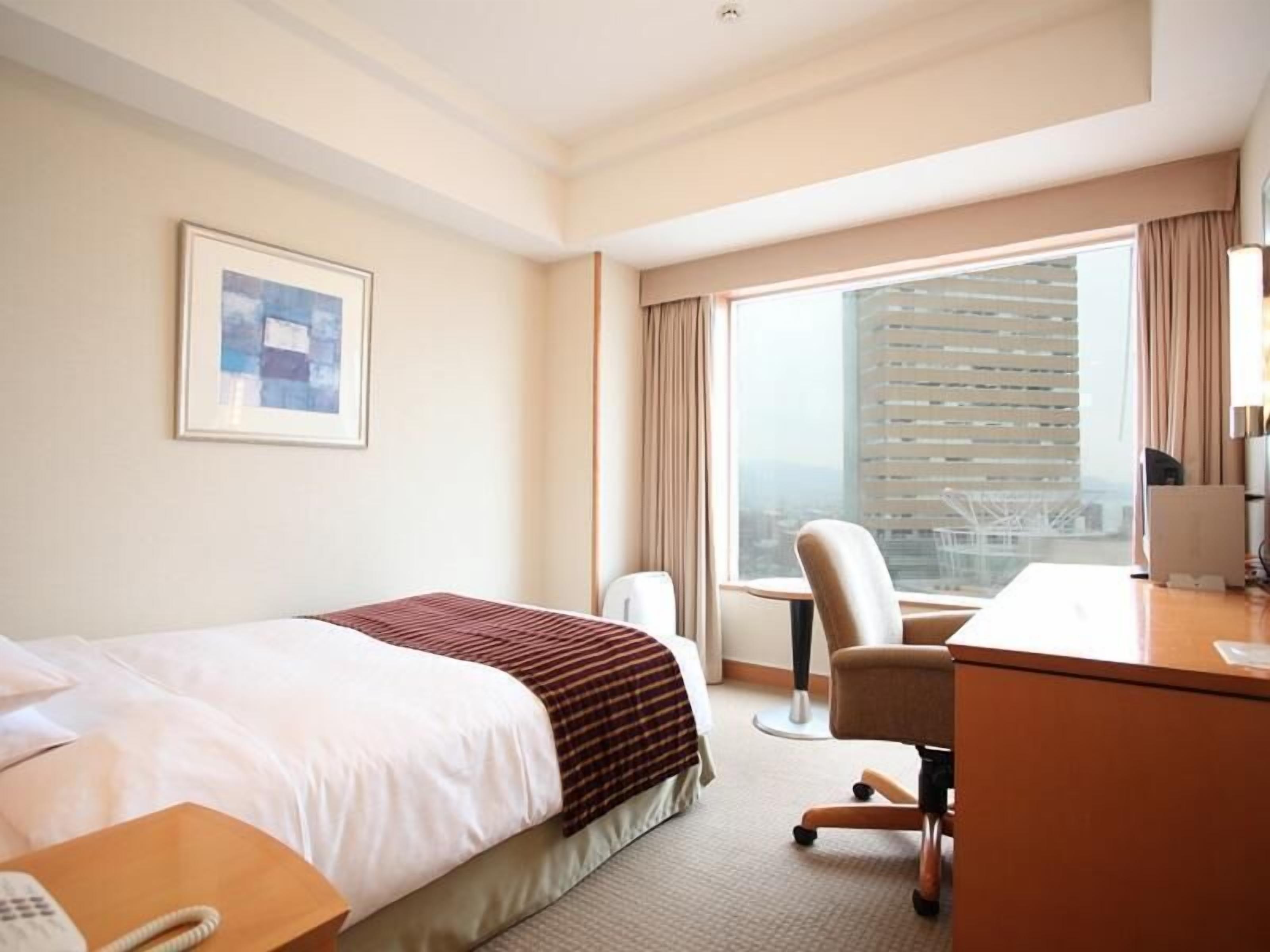 Premium bedding, down comforters, in-room safe, desk