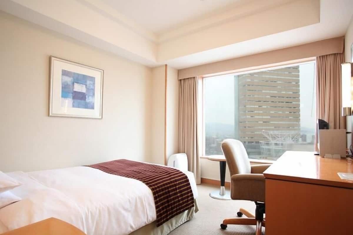 Hochwertige Bettwaren, Daunenbettdecken, Zimmersafe, Schreibtisch