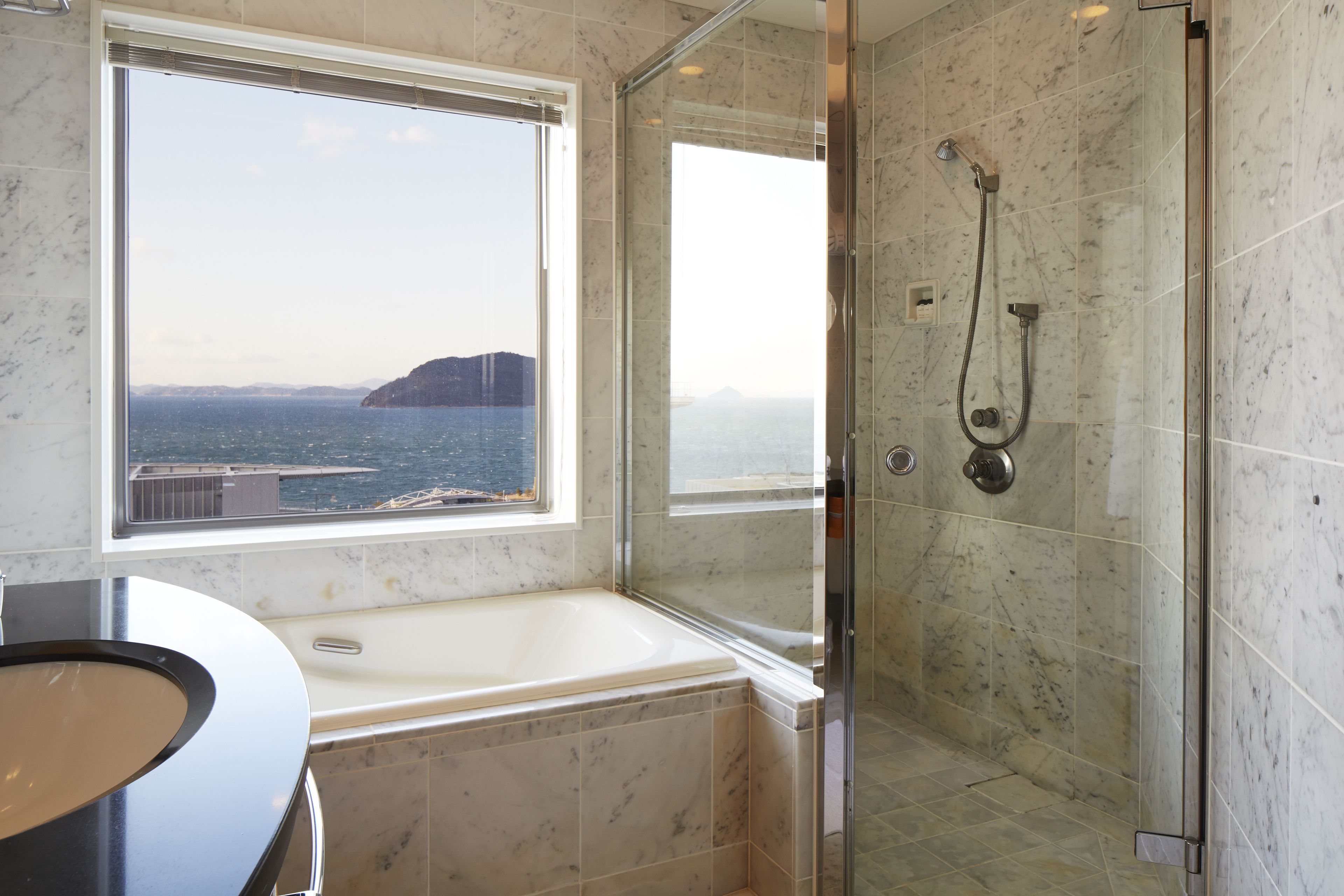 Kombinasi shower/bathtub, bathtub besar,  dan perlengkapan mandi gratis