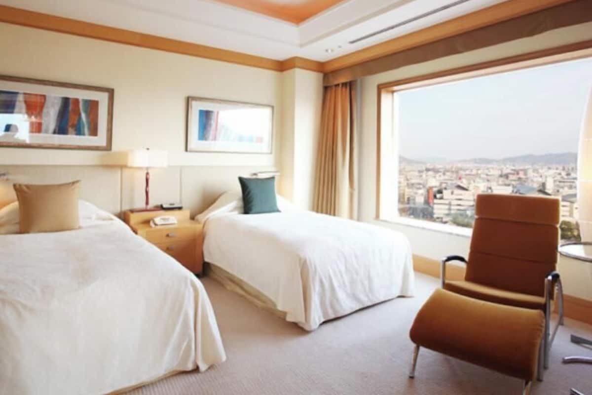 Hochwertige Bettwaren, Daunenbettdecken, Zimmersafe, Schreibtisch