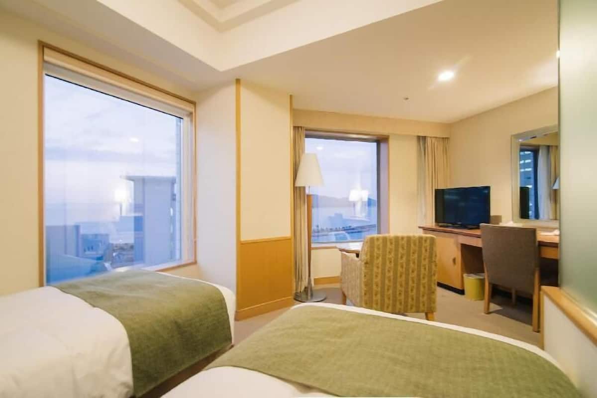 Hochwertige Bettwaren, Daunenbettdecken, Zimmersafe, Schreibtisch