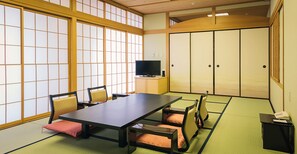 Tavanomainen huone, tupakointi kielletty (Japanese Style) | Ylelliset vuodevaatteet, untuvapeitot, tallelokero huoneessa, työpöytä