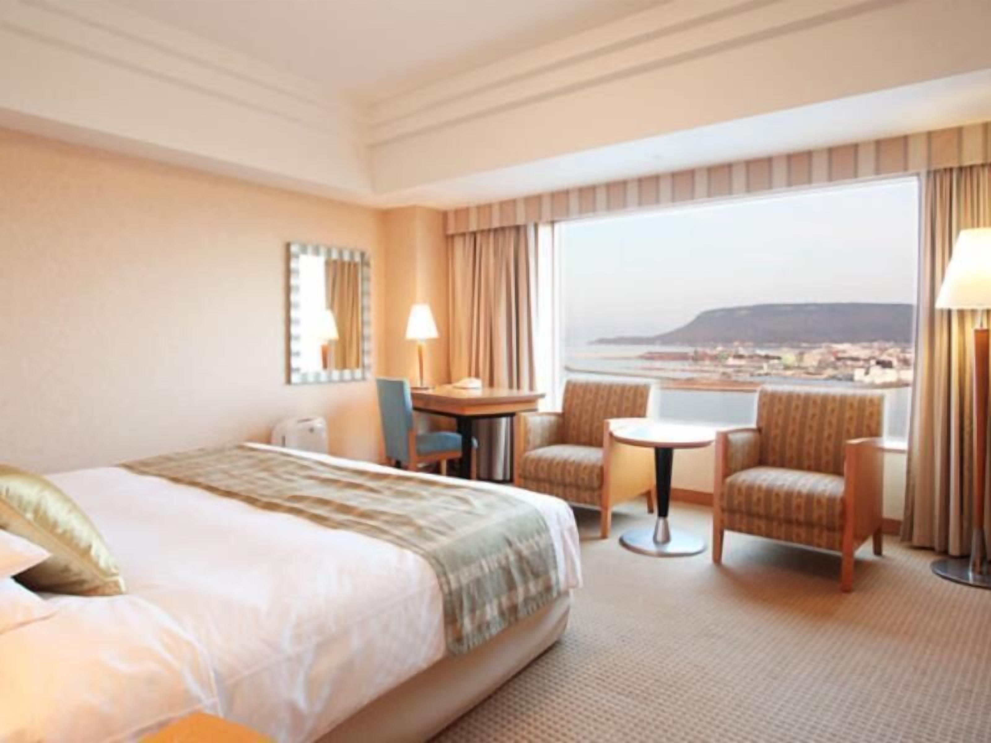 Premium bedding, down comforters, in-room safe, desk