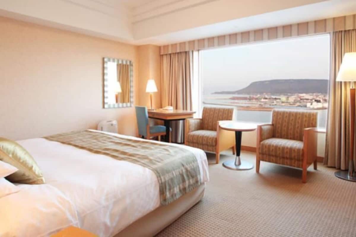 Hochwertige Bettwaren, Daunenbettdecken, Zimmersafe, Schreibtisch