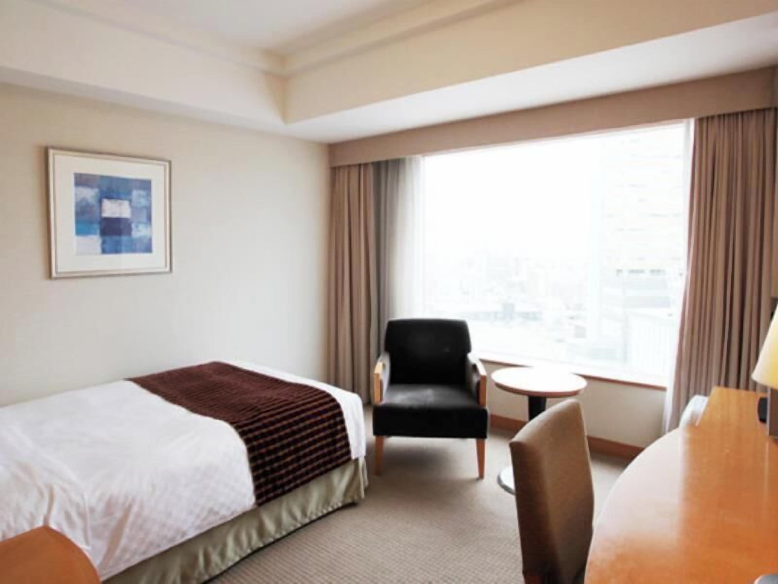 Premium bedding, down comforters, in-room safe, desk