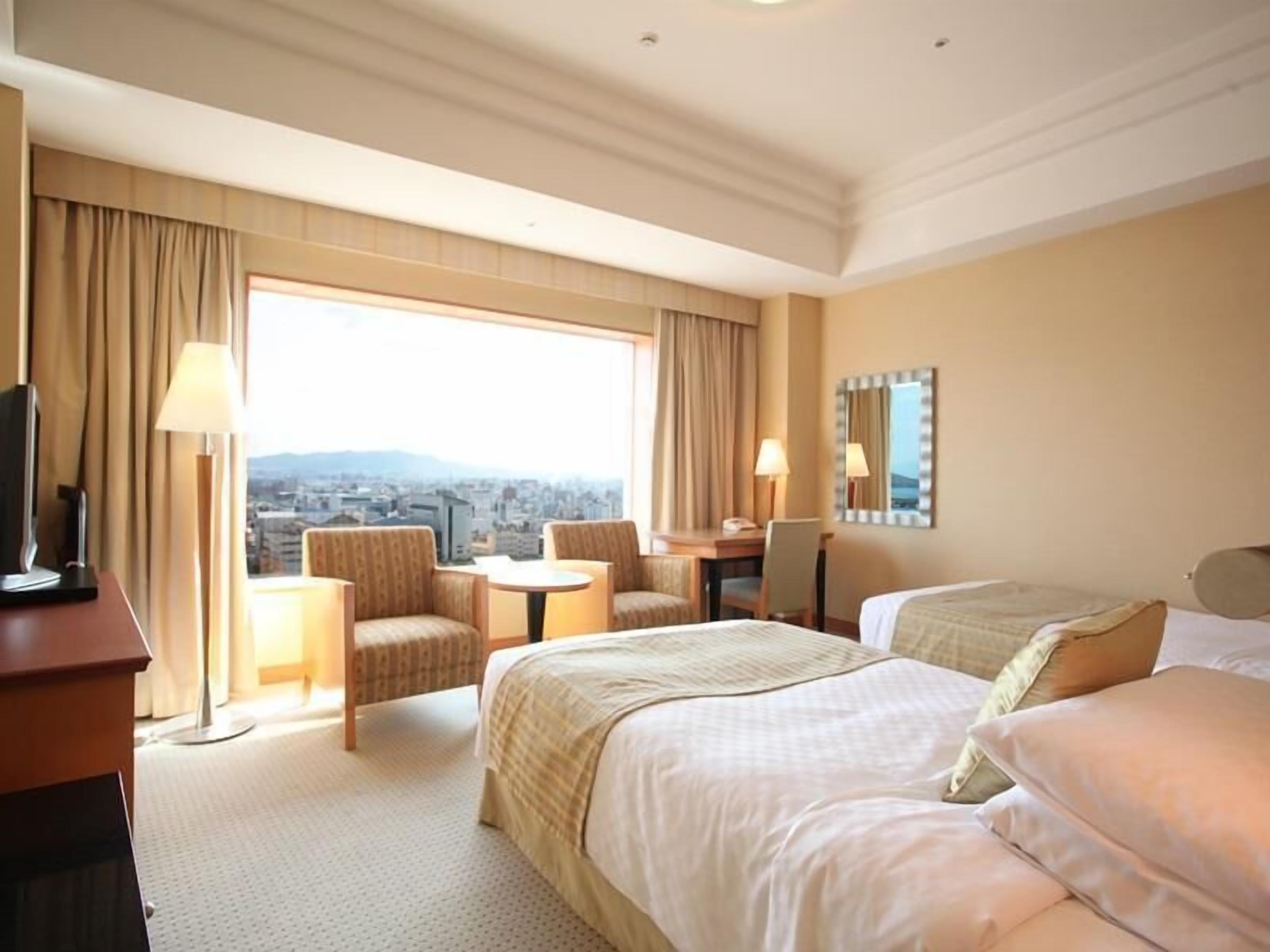 Premium bedding, down comforters, in-room safe, desk