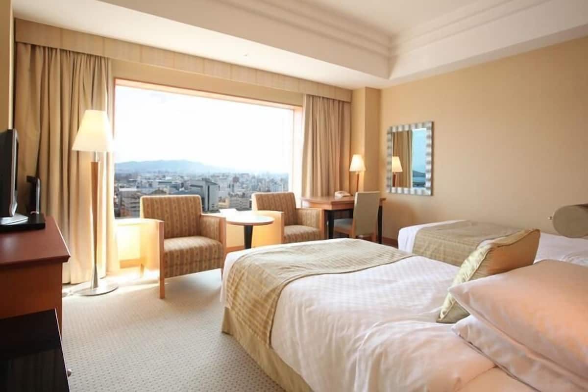 Hochwertige Bettwaren, Daunenbettdecken, Zimmersafe, Schreibtisch