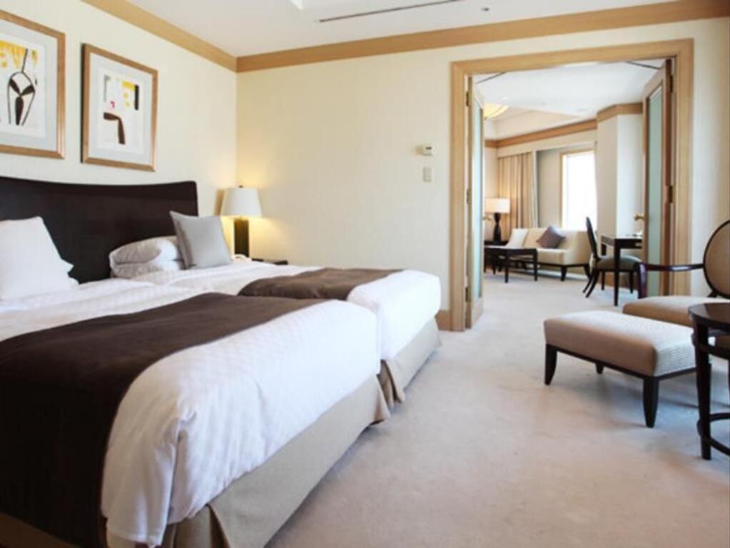 Premium bedding, down comforters, in-room safe, desk