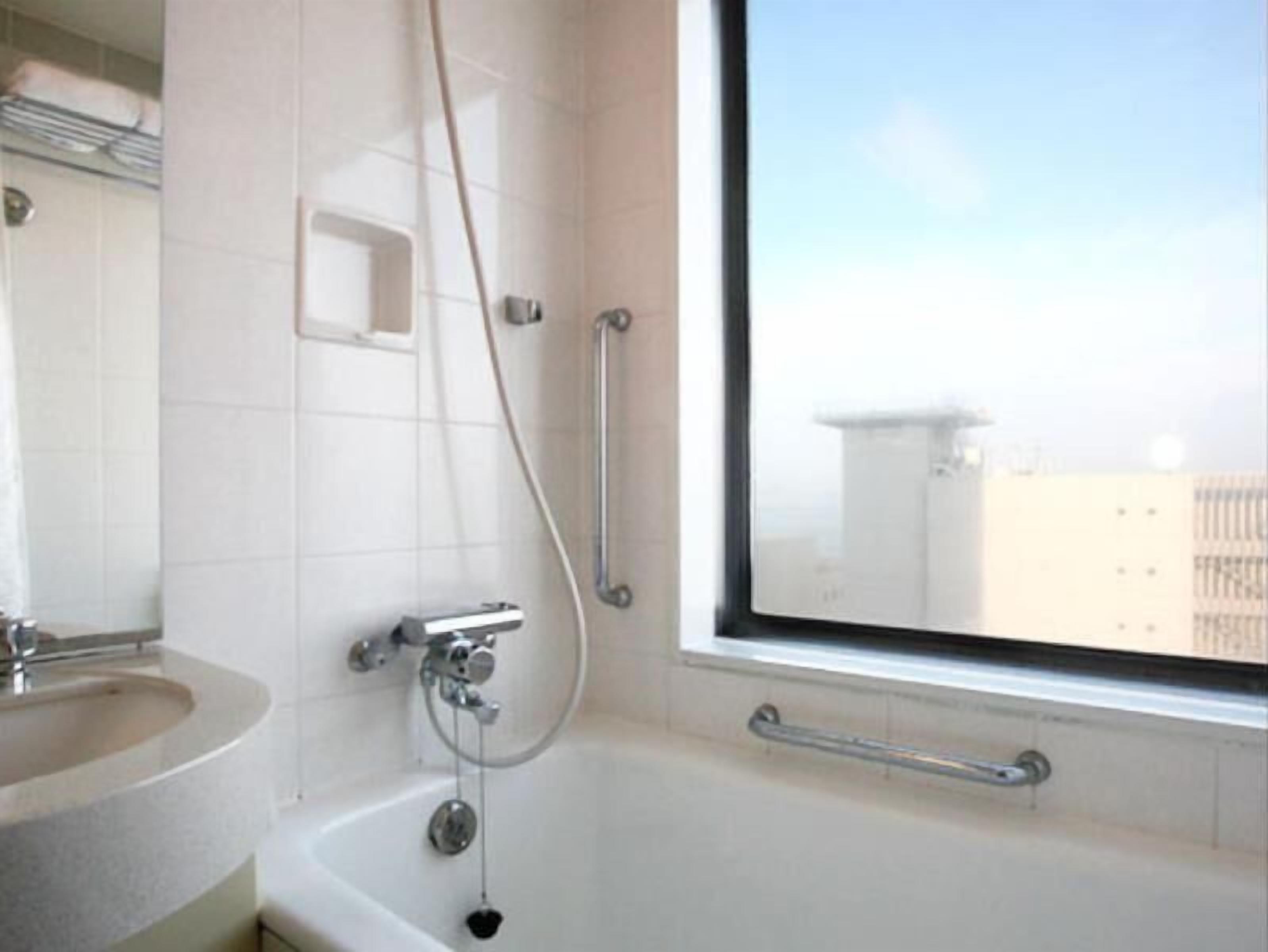 Bathroom | Combined shower/tub, deep soaking tub, free toiletries, hair dryer
