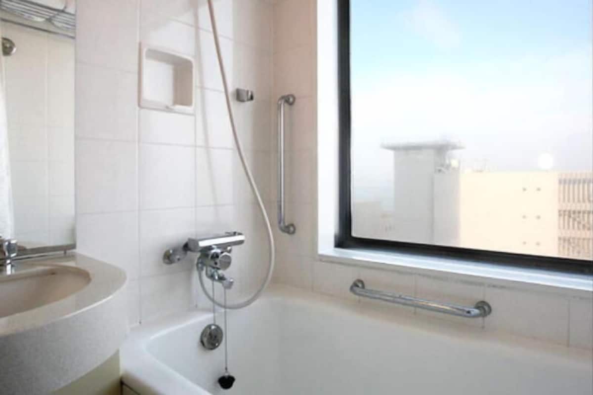 Badezimmer | Duschwanne, Komfortbadewanne, kostenlose Toilettenartikel, Haartrockner