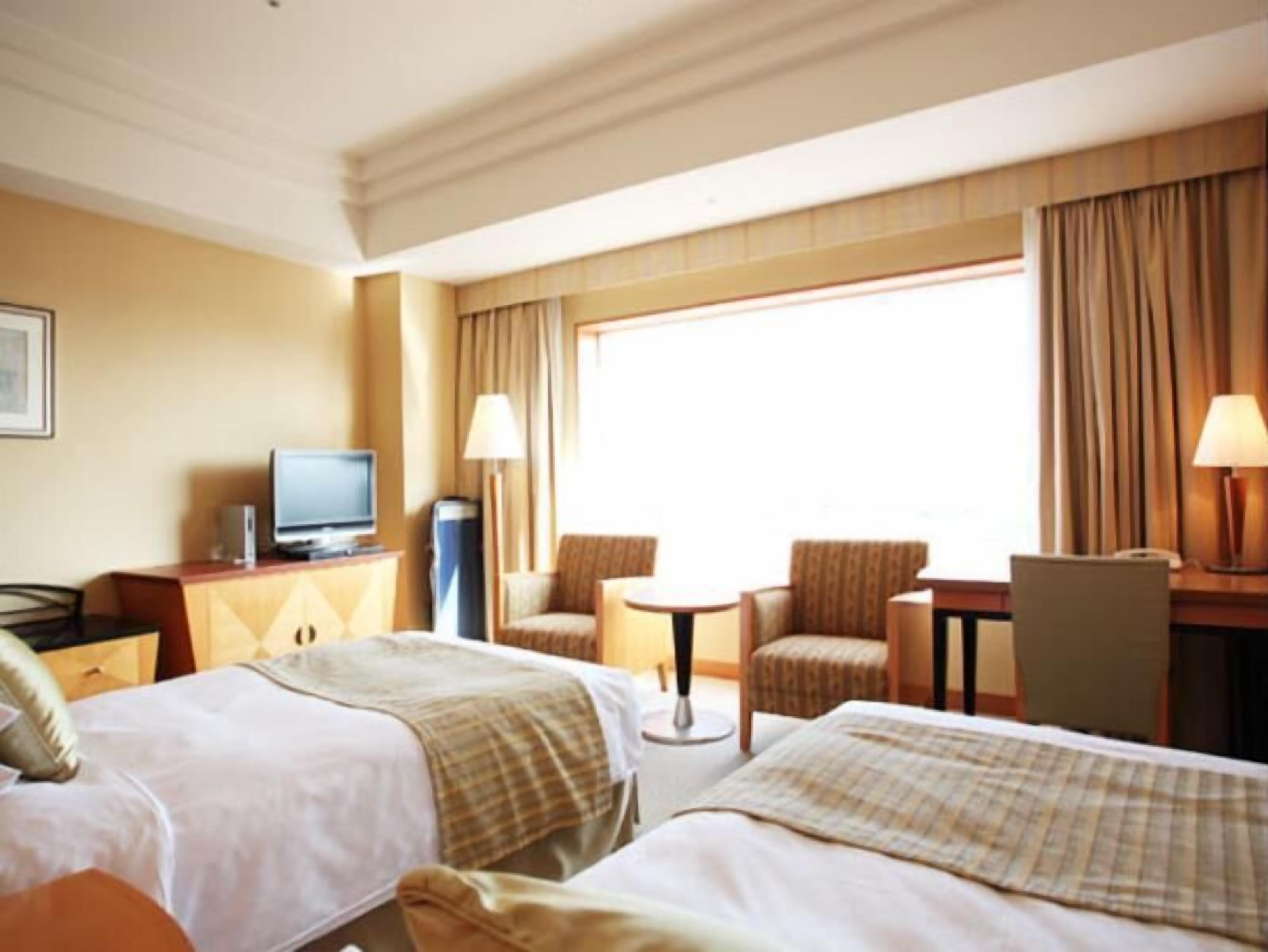 Premium bedding, down comforters, in-room safe, desk