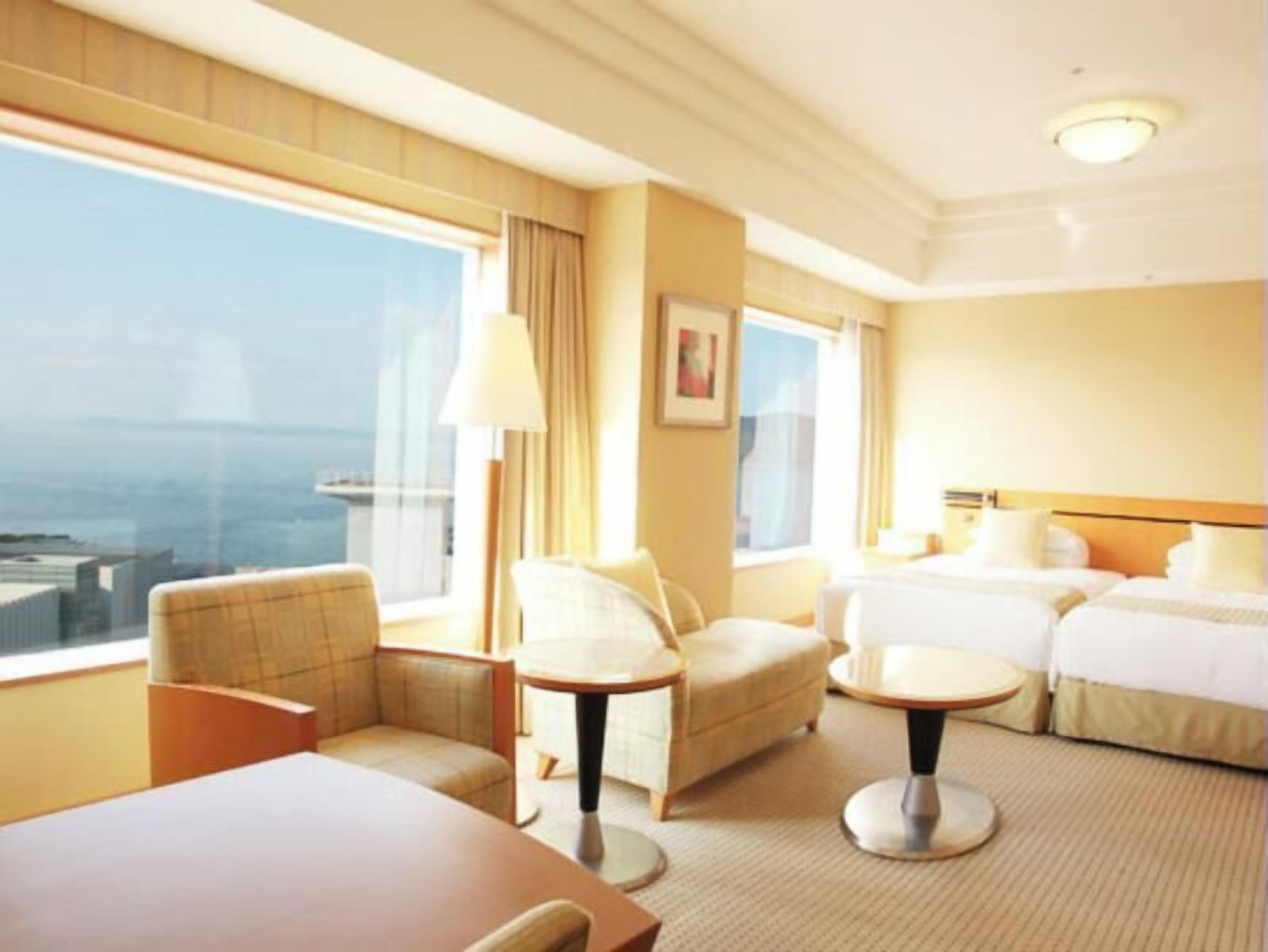 Premium bedding, down comforters, in-room safe, desk