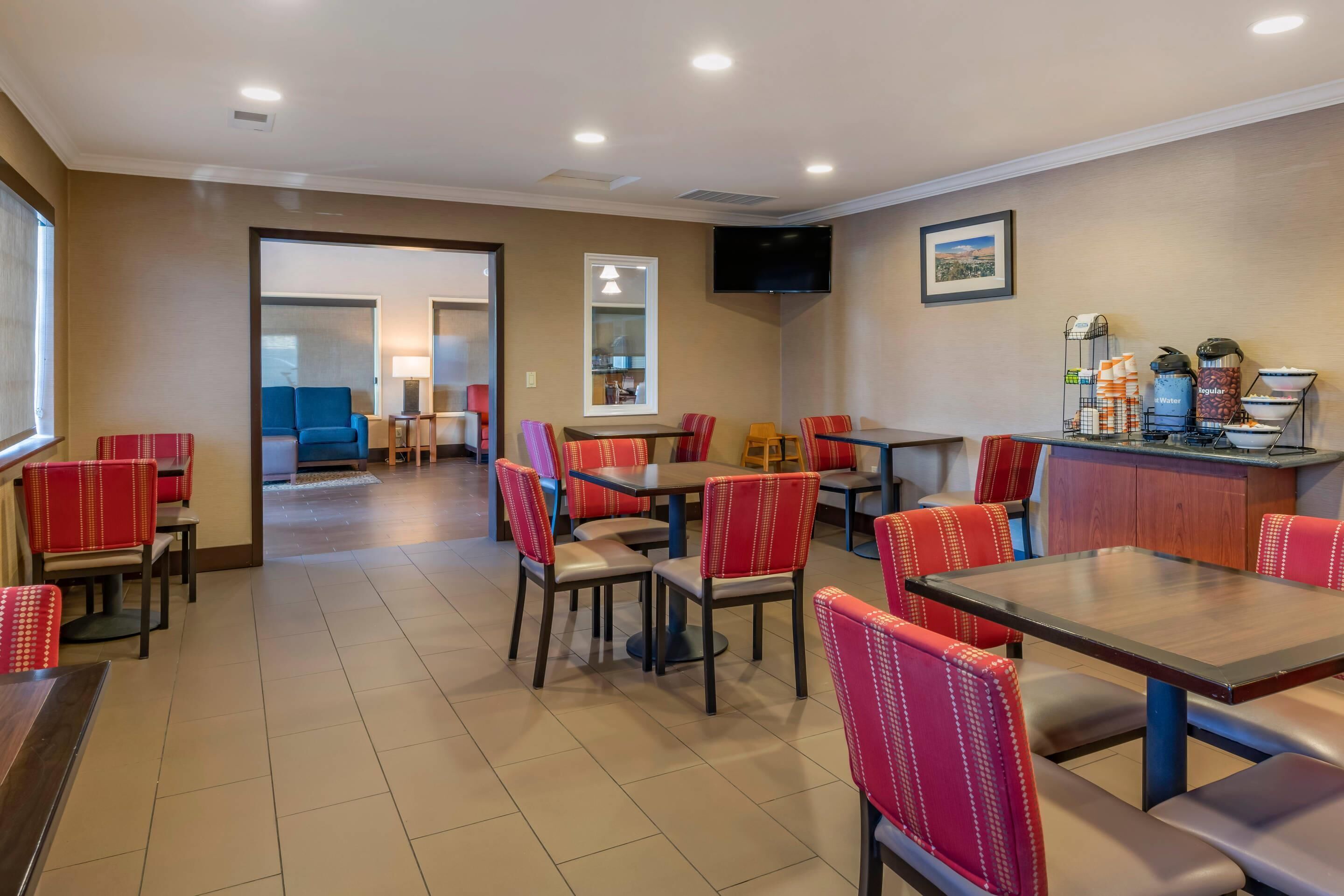 بوفيه فطور مجانًا يوميًا