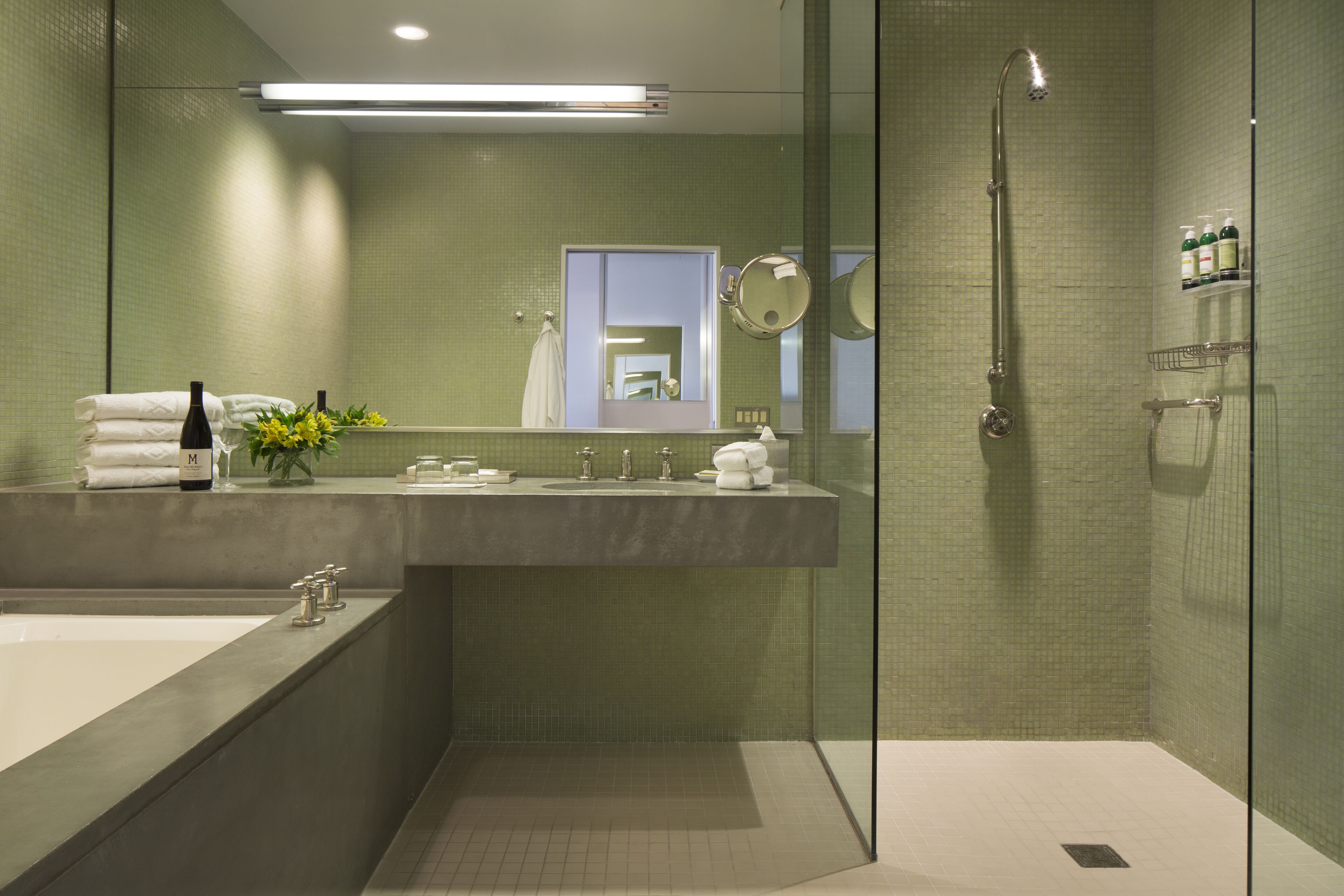 junior suite | bathroom | free toiletries, hair dryer, bathrobes, towels